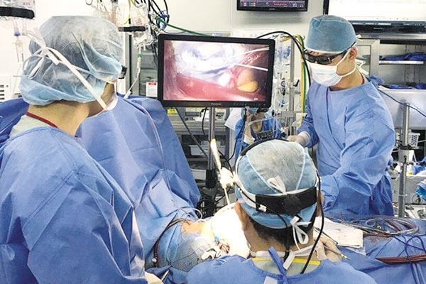 수술 의료진이 3D 화면을 볼 수 있는 선글라스 같은 안경을 끼고 3D 내시경으로 심장 수술을 하고 있다. /부천 세종병원 제공