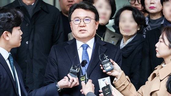 황운하 더불어민주당 의원이 29일 서울 서초구 서울지방법원에서 열린 '청와대 울산시장 선거 개입 의혹' 관련 공직선거법위반 등 선고 공판을 마친 뒤 법원을 나서며 입장을 밝히고 있다. 뉴시스