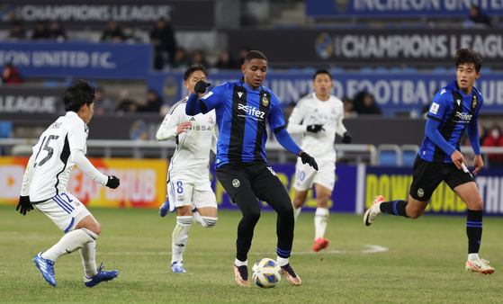Incheon United's Hernandes Rodrigues, center, dribbles the ball during an AFC Champions League match against the Yokohama F. Marinos at Incheon Football Stadium in Incheon on Tuesday. [NEWS1]