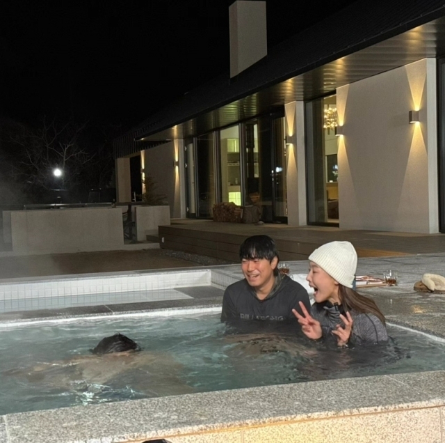 Cartoonist and broadcaster Kian84 won the grand prize in an outdoor jacuzzi with Lee Gi-won.On the 29th, Han Hye-jin said, I can not raise a single piece of my brothers. I can not raise a single piece .. 6 degrees Gangwon Province, South Koreas last jacuzzi this year!Lee Si-eon and Kian84.Kian84 and Lee Si-eon visit Han Hye-jins Gangwon Province, South Korea Hongcheon villa. In an outdoor jacuzzi, three people enjoy a sauna.In particular, Kian84 is a Han Hye-jin who smiles broadly at Kian84.Han Hye-jin and Lee Si-eon look at Kian84, who dives into the water and dives into the water.Han Hye-jin added, # Brothers sauna # Lee Gi-won acceptance # Last photo Sien brother expression.Park Jae-rae, a gag woman who saw this, said, I was going to go to Awoong! I did not have a shot!!!! And Lee Si-eon said, If you are a boss, you should have come!On the other hand, Han Hye-jin, Lee Si-eon, and Kian84 have made a relationship through MBC I live alone and have a strong friendship to date.Kian84 played a big role in Around the World in 80 Days (tae gye Around the World in 80 Days) series, I live alone.It is mentioned as a leading winner of 2023 MBC Entertainment Grand Prize.