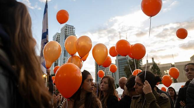 비바스 가족의 석방을 촉구하는 시위자들이 28일 풍선을 날려보내고 있다.