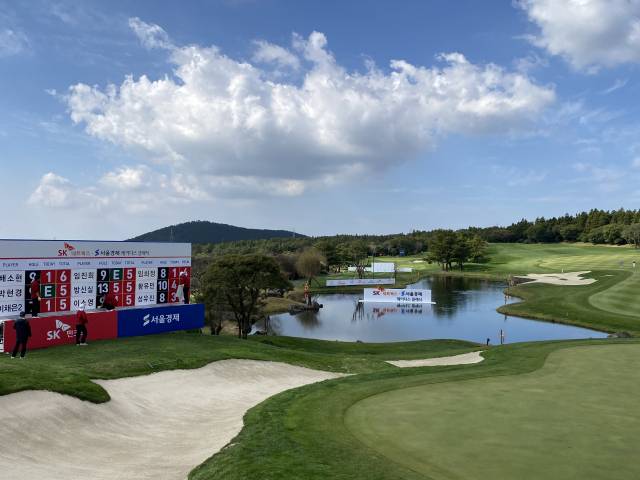 SK네트웍스·서울경제 레이디스 클래식이 열린 제주 핀크스 골프클럽의 18번 홀 그린과 대형 스코어보드. 김세영 기자