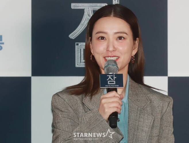 On the 28th, Jung Yu-mi had time to communicate with fans through question and answer through social network service.One fan asked, How do you solve when you come out of the burnout? And Jung Yu-mi replied, I lie still.During a small question and answer session, a netizen asked, Arent you ashamed of being the actor who received the Best Actress Award? It was really absurd for viewers. But Jung Yu-mi left Flaminger rattled with a photo from the 44th Blue DragonMovie Awards, along with a curious audiences? response.Jung Yu-mi, who received the Best Actress Award for the movie Sleep, seems to have wondered when the word viewer came out of the movie audience.The netizens who watched this praised Jung Yu-mis remarkable response, saying, Why are you looking for TV viewers at the film festival? And Jung Yu-mi seems to be Taxidermy.Jung Yu-mi also expressed her feelings about meeting girl group New Gens, who decorated the stage at the 44th Blue DragonMovie Awards, saying, It was so great! I was glad to attend Blue Dragon.On the other hand, Jung Yu-mi won the Best Actress Award trophy at the 44th Blue DragonMovie Awards on the 24th.