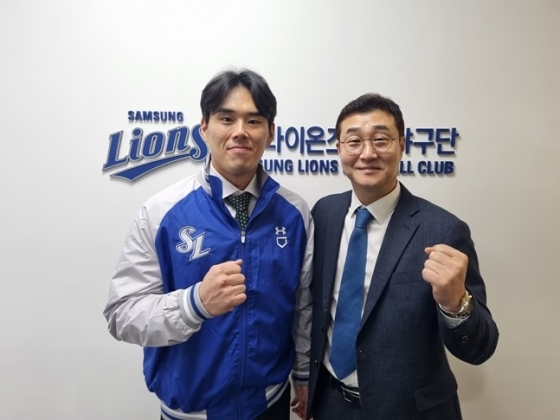 지난 22일 삼성과 FA 계약을 체결한 김재윤(왼쪽)이 이종열 단장과 포즈를 취하고 있다. /사진=삼성 라이온즈 제공