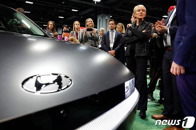 미국 워싱턴에서 열린 오토쇼에 방문한 제니퍼 그랜홈 미 에너지부 장관이 현대 아이오닉 5호 전기차를 감상하고 있는 모습. ⓒ 로이터=뉴스1 ⓒ News1 이유진 기자