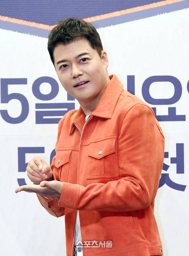 MBC  ⁇  I live alone  ⁇   ⁇  Kim Dae-ho MBC announcer who is popular with the interest is hot.In this regard, Kim Announcer showed his daily life in a video titled Kim Dae-ho MBC Announcer, a life somewhere between a worker and a natural person, which was released through the YouTube channel of the Korean Broadcasting Writers Association in September. I did not show it, but I have not objectified me.So I have not thought about turning to Freelancers yet, he said.At one time, terrestrial broadcaster announcers were ranked as the number one job for female college students, but the number of programs using announcer jobs is shrinking significantly as terrestrial broadcasters are not as good as in recent years.As announcers who gained popularity and recognition through broadcasting have declared Freelancers, broadcasters are also worried about the leakage of talented people.Kim Seong-joo, who has not been able to take a place in terrestrial announcers for a while, has become a popular broadcaster with the popularity of Mnet  ⁇  Superstar K  ⁇  series since 2009.Park Ji-yoons nickname was Desire Aunt through the comprehensive channel JTBC  ⁇   ⁇   ⁇   ⁇   ⁇   ⁇   ⁇ , and Jun Hyun-moo also became JTBC  ⁇  Singer Gain  ⁇ , MBC  ⁇  and Sanda  ⁇  alone.There are a few announcers who left the company in half of the company and half of the others in line with the strike of the broadcasting company.Oh Sang-jin MBC announcer, Moon Ji-ae, Choi Hyun-jung, Park Hye-jin, former MBC announcer, etc., left the company after being issued as a department irrelevant to the occupation after the MBC strike.Among them, Choi Hyun-jung is a psychotherapist, Park Hye-jin is a publishing company, and Oh Sang-jins wife, Kim So-young, MBC announcer, runs a bookstore chain.In addition, Bae Hyun-jin and Han Jun-ho, former MBC announcers, entered the political world and turned into members of the National Assembly and the Democratic Party, respectively.Regarding the various changes of the announcers, Jung In-young, former KBSN sports announcer, said that there are not many broadcasts than I thought when I turned to  ⁇ Freelancers, but this is an inevitable part because everyone thinks it is the same situation.In the case of popular Freelancers broadcasters, they can earn more income. Announcers in broadcasting companies are paid a limited fee in addition to fixed salary. The fee is known to be around 40,000 won.If you become popular as a Freelancers broadcaster, you will not only get higher fees, but also have the opportunity to work in commercial advertising and various events.Jang Sung-kyu, a JTBC announcer, turned to Freelancers in 2019 and worked in various fields and set up an apartment in Gangdong-gu, Seoul in three years.In addition to this, it became a landlord who owns Cheongdam-dong building in Gangnam-gu and collected topics.Jung Duk-hyun, a popular culture critic, has become more aware that it is difficult for the announcers to perform their work in the way Jasin wants, such as Kim Seong-joo, Jun Hyun-moo, and Jang Sung-kyu.They realized that it was difficult to unfold what they wanted within Jasins role, and they moved toward greater freedom and creativity. He added, I can get a much higher income by appearing on various programs, which can be seen as one of the main motivations for announcers to switch to Freelancers.