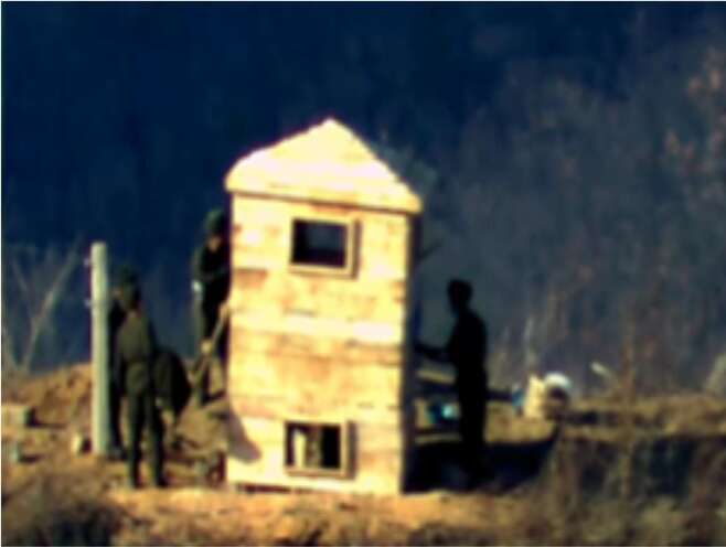 북한군이 2018년 철거했던 비무장지대(DMZ) 내 감시초소(GP) 구역에서 목재 구조물을 다시 짓고 있다. 국방부는 북한이 남북 군사합의 파기선언 직후 파괴했던 GP들을 복원하고 있다고 밝혔다. /국방부 제공