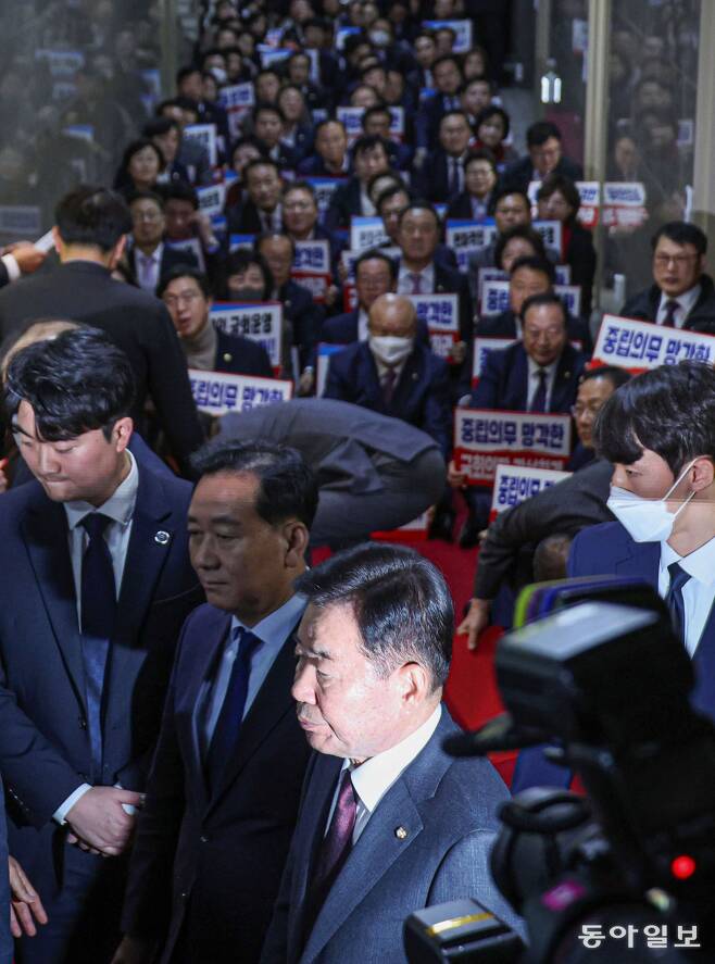 30일 김진표 국회의장(가운데)이 의장실 앞에서 농성을 벌이는 국민의힘 의원들을 뒤로하고 본회의장으로 향하고 있다. 박형기 기자 oneshot@donga.com