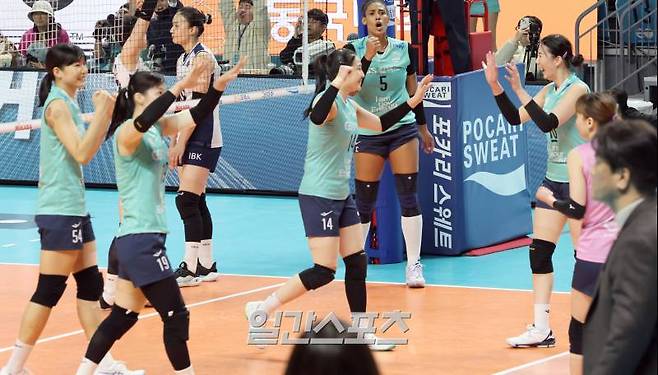 ‘도드람 2023-24 V리그’ 여자부 GS칼텍스와 IBK기업은행의 경기가 29일 오후 서울 장충체육관에서 열렸다. GS칼텍스가 세트스코어 3-1(19-25 25-19 25-22 25-20)로 승리했다. 경기종료후 선수들이 기뻐하고 있다. 장충체=정시종 기자 capa@edaily.co.kr /2023.11.29.