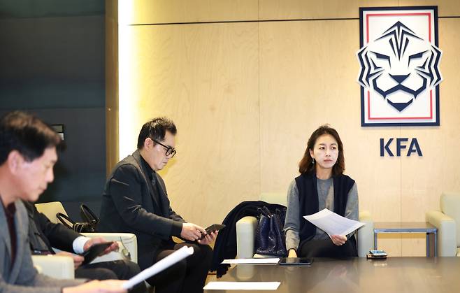 축구협회, 황의조 사건 논의 (서울=연합뉴스) 홍해인 기자 = 이윤남 대한축구협회(축협) 윤리위원장이 28일 오후 서울 종로구 대한축구협회에서 불법 촬영 혐의로 경찰 수사를 받는 축구 국가대표 황의조 사건과 관련해 열린 논의 기구 회의를 주재하고 있다. 이날 회의에는 대한축구협회 윤리위원회와 공정위원회, 국가대표 전력강화위원회 위원 등이 참석했다. 2023.11.28 hihong@yna.co.kr/2023-11-28 15:55:53/ <저작권자 ⓒ 1980-2023 ㈜연합뉴스. 무단 전재 재배포 금지.>