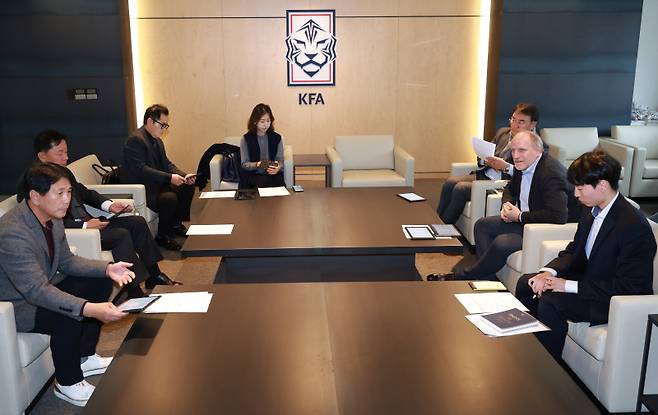 '국가대표' 황의조 논의, 결론은? (서울=연합뉴스) 홍해인 기자 = 28일 오후 서울 종로구 대한축구협회에서 불법 촬영 혐의로 경찰 수사를 받는 축구 국가대표 황의조 사건과 관련해 논의 기구 회의가 열리고 있다. 이날 회의에는 대한축구협회 윤리위원회와 공정위원회, 국가대표 전력강화위원회 위원 등이 참석했다. 2023.11.28 hihong@yna.co.kr/2023-11-28 16:00:43/ <저작권자 ⓒ 1980-2023 ㈜연합뉴스. 무단 전재 재배포 금지.>