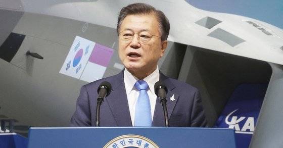 2021년 4월 9일 경남 사천시 한국항공우주산업(KAI) 고정익동에서 열린 한국형전투기 보라매(KF-21) 시제기 출고식에서 문재인 대통령이 기념연설을 하고 있다. 중앙포토