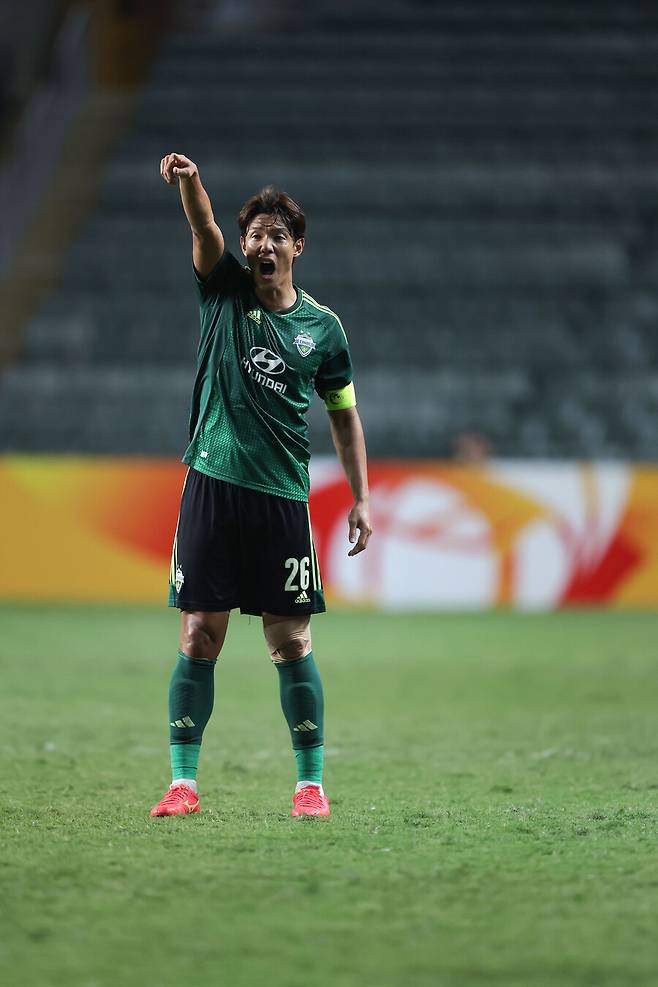 ▲ 롤러코스터를 탄 것 같은 시즌을 보내고 있는 전북 현대 주장 홍정호. ⓒ전북 현대