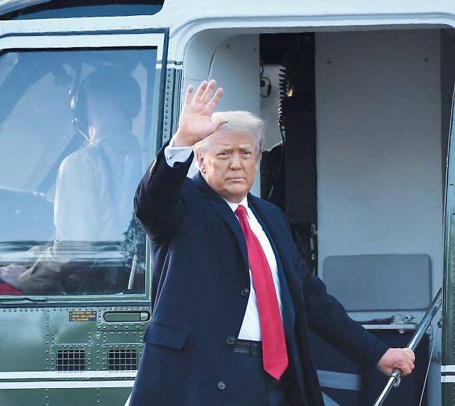 도널드 트럼프 미 대통령이 20일 오전 백악관에서 마린원 헬기를 타고 떠나고 있다.