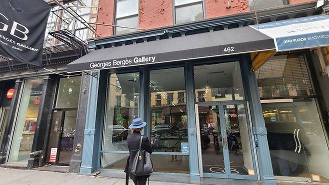 지난 24일 미국 '퍼스트선' 헌터 바이든의 단독 전시회가 열리는 뉴욕 소호의 '조르주 베르제' 갤러리 모습. 그림이 걸리고 전시 준비가 끝났지만 방문객을 받지 않는 개점 휴업 상태다. /뉴욕=정시행 특파원