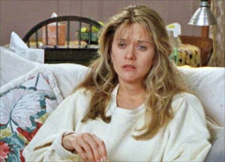 영화 ‘시애틀의 잠 못 이루는 밤’ 속 멕 라이언이 스웨트셔츠를 입고 있는 모습.