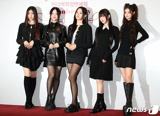 (서울=뉴스1) 권현진 기자 = 뉴진스 혜인(왼쪽부터)과 하니, 민지, 해린, 다니엘이 6일 서울 영등포구 여의도 더현대백화점면세점에서 열린 5주년 기념행사에서 포즈를 취하고 있다. 2023.11.6/뉴스1 Copyright (C) 뉴스1. All rights reserved. 무단 전재 및 재배포, AI학습 이용 금지.