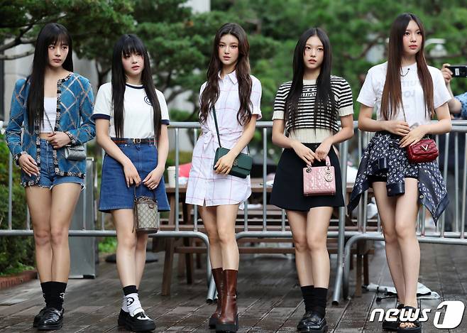 (서울=뉴스1) 김진환 기자 = 뉴진스가 25일 오전 서울 영등포구 KBS에서 열린 ‘뮤직뱅크’ 녹화에 참석하고 있다. 2023.8.25/뉴스1 Copyright (C) 뉴스1. All rights reserved. 무단 전재 및 재배포 금지.