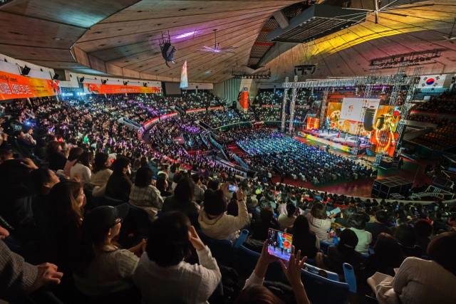 지난 29일 제21회 새생명 사랑의 콘서트에 참석한 관람객들이 가수들의 무대에 뜨겁게 환호를 보내고 있다. 사진 제공=위러브유