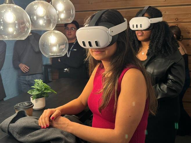 'VR 헤드셋 쓰니 실시간 번역이' (샌프란시스코=연합뉴스) 김태종 특파원 = 30일(현지시간) 오후 미국 캘리포니아주 샌프란시스코 시내 한 전시 공간에서 열린 메타 페어 설립 10주년 행사에서 한 참석자가 메타의 VR(가상현실)·MR(혼합현실) 헤드셋 퀘스트3를 쓰고 실시간 번역을 체험하고 있다. 2023. 12. 1. taejong75@yna.co.kr