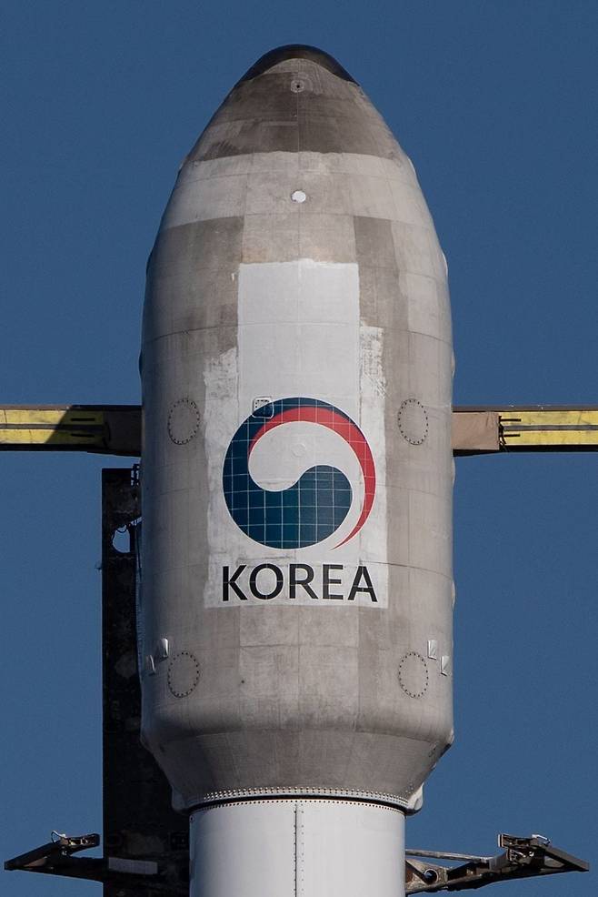 2일 새벽 미국 캘리포니아주 반덴버그 우주군기지에 우리 군 최초의 군사정찰위성 1호기를 탑재한 '팰컨9' 로켓이 발사 전 기립해 있는 모습. 태극 마크가 부착된 로켓 상단부에 우리 정찰위성이 탑재돼 있다. /SpaceX제공/뉴스1