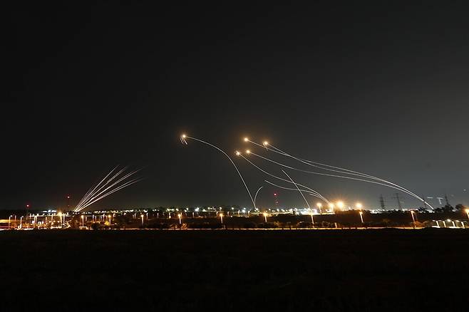 2023년 5월 이스라엘의 단거리 미사일 요격 방공망 ‘아이언 돔’이 가자 지구에서 발사된 로켓포탄들을 공중에서 파괴하고 있다. EPA 연합뉴스