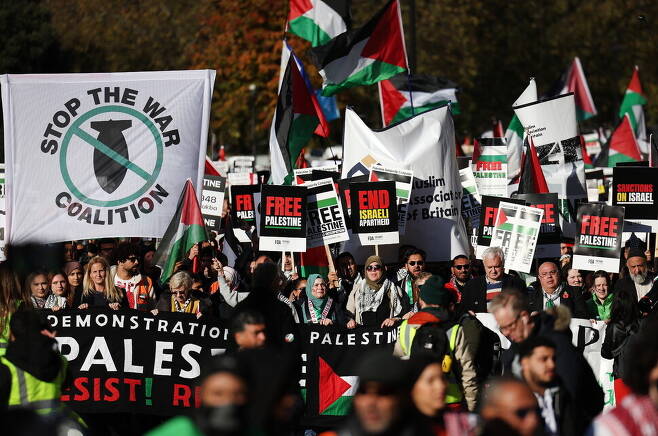 2023년 11월 11일 영국 런던 중심가에서 열린 팔레스타인 지지 집회에 참가한 시민들이 전쟁 중단을 요구하며 행진하고 있다. EPA 연합뉴스