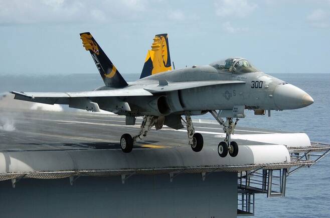 미국 키티호크급 항공모함에서 F-18 호넷 전투기가 이륙하고 있다. 위키미디어 코먼스