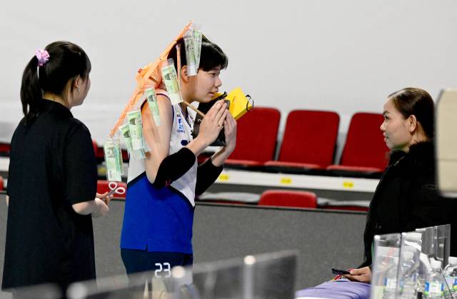 지폐로 만든 특별한 선물을 받은 위파이가 태국 팬에게 감사 인사를 하고 있다 / KOVO(한국배구연맹)