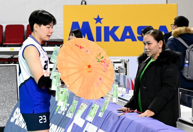 지폐로 만든 특별한 선물을 받은 위파위가 태국 팬과 이야기를 나누고 있다 / KOVO(한국배구연맹)