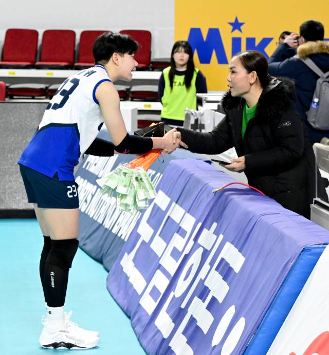 경기 후 태국 팬의 응원을 받고 있는 위파위 / KOVO(한국배구연맹)