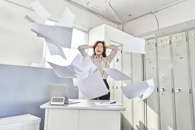 교묘하게 업무 성과를 가로채고, 폭언이나 따돌림 문제로 불쾌하게 구는 직장 동료나 상사가 있다면 그들의 성격을 잘 관찰해보자. 일상에 성공적으로 적응해 우리 곁에서 잘 살아가고 있는 사이코패스 ‘성향’을 가진 사람일지 모른다. 게티이미지뱅크