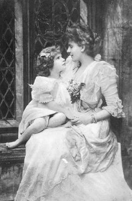 “엄마, 아빠랑 저는 왜 안닮았어요?”. 케펠과 첫째 딸 바이올렛의 사진. 바이올렛은 외도를 통해 낳은 딸이었다(에드워드의 딸은 아니다).