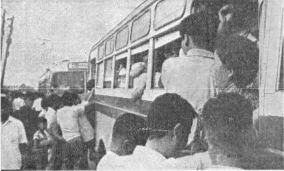 서울시내 만원 버스의 모습을 스케치한 경향신문 1969년 9월 2일자 기사. [경향신문]