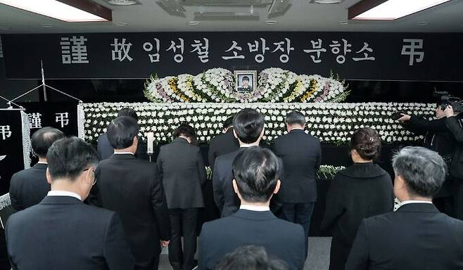 2일 제주시 연동 제주소방안전본부 1층 회의실에 마련된 고 임성철 소방장의 시민분향소에서 제주도 김성중 행정부지사와 간부 공무원들이 고인을 추모하고 있다. 제주도 제공