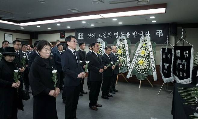 2일 제주시 연동 제주소방안전본부 1층 회의실에 마련된 고 임성철 소방장의 시민분향소에서 제주도 김성중 행정부지사와 간부 공무원들이 고인을 추모하고 있다. 제주도 제공