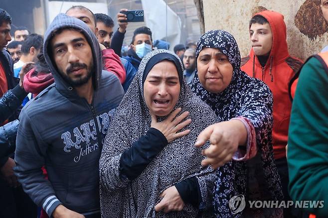 1일 이스라엘의 공습으로 가족이 다쳐 울고 있는 팔레스타인 가 [AFP 연합뉴스 자료사진 재판매 및 DB 금지]