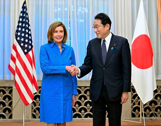 일본을 방문하고 있는 낸시 펠로시(왼쪽) 미국 하원의장이 5일 일본 도쿄 총리 관저에서 기시다 후미오 총리를 만나 악수하고 있다. 이날 두 사람은 “대만해협의 평화와 안정을 위해 양국이 긴밀히 연계해 나갈 것을 확인했다”고 밝혔다./AP 연합뉴스