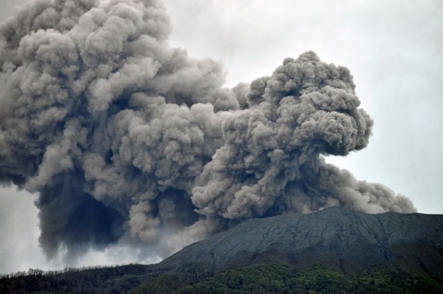 인도네시아 수마트라섬 므라피화산이 4일(현지시간) 화산재를 내뿜고 있다. 로이터연합뉴스