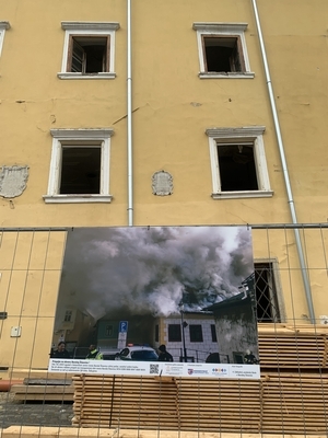화재로 타버린 건물과 화재 당시의 사진들