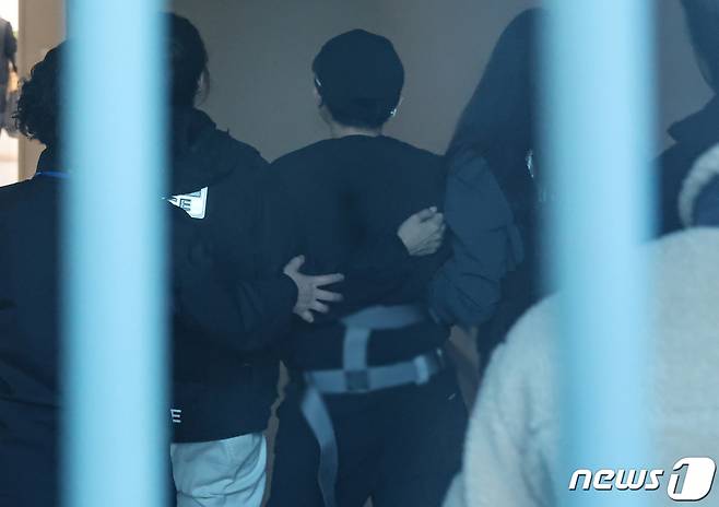 (서울=뉴스1) 김도우 기자 = 전 펜싱 국가대표 남현희 씨의 재혼 상대로 알려진 뒤 사기 혐의로 구속된 전청조 씨가 10일 오전 서울 송파구 서울동부지방검찰청으로 송치되고 있다. 2023.11.10/뉴스1 Copyright (C) 뉴스1. All rights reserved. 무단 전재 및 재배포, AI학습 이용 금지.