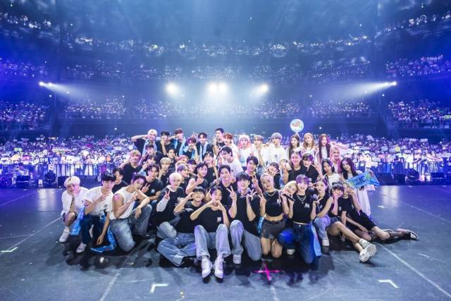 지난 8월 일본 도쿄에서 열린 알비더블유 팬콘서트에서 마마무+, 오마이걸, 브로맨스, 온앤오프, 이채연, 원어스 등 주요 아티스트들이 기념촬영을 하고 있다. (사진=알비더블유)