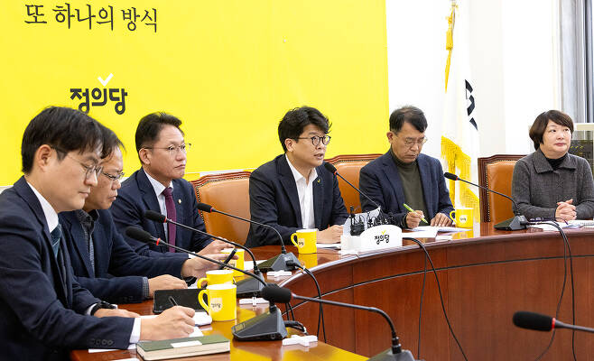 11월23일 정의당 비상대책위원회 회의에서 김준우 위원장(오른쪽 세 번째)이 발언하고 있다. ⓒ시사IN 조남진