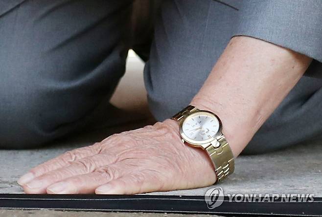 신천지 이만희 총회장의 손목시계는? (가평=연합뉴스) 김주성 기자 = 이만희 신천지예수교 증거장막성전(신천지) 총회장이 2일 오후 경기도 가평군 신천지 연수원 '평화의 궁전'에서 기자회견을 열고 있다.
이 총회장의 손목에 청와대 박근혜 전 대통령의 이름이 새겨진 시계가 보이고 있다. 2020.3.2 utzza@yna.co.kr