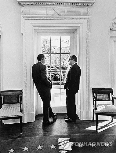 리처드 닉슨 대통령과 대화 중인 키신저 Richard Nixon Presidential Library/Handout via REUTERS