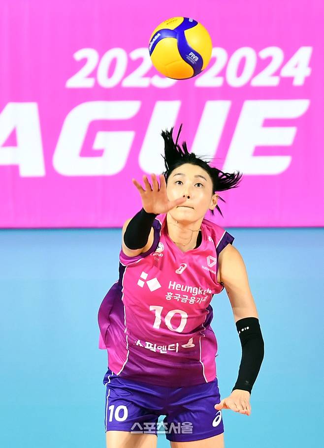 흥국 김연경이 5일 인천 삼산월드체육관에서 열린 2023 도드람 V리그 여자부 흥국생명과 페퍼저축은행의 경기에서 서브를 하고 있다. 2023.12.05.인천 | 강영조기자 kanjo@sportsseoul.com