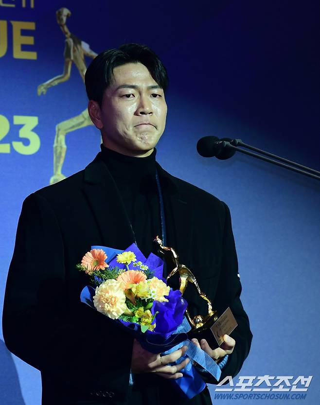 4일 서울 잠실 롯데호텔에서 '2023 K리그 어워즈'가 열렸다. K리그1 최우수선수상 수상한 울산 김영권. 잠실=송정헌 기자songs@sportschosun.com/2023.12.04/