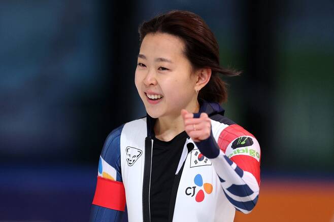 대한민국 김민선이 노르웨이에서 열린 국제빙상경기연맹(ISU) 월드컵 스피드스케이팅 여자 500m 경기에 출전해 우승을 차지한 뒤 세리머니를 하고 있다./ISU 페이스북