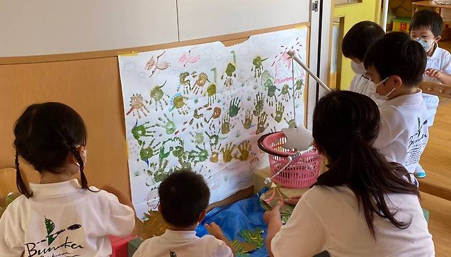 일본 어린이집에서 원아들이 미술 체험을 하고 있다/트위터