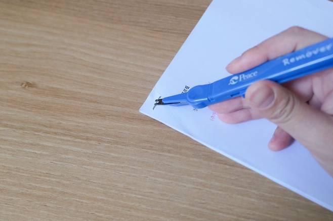 세로로 세워서 사용하는 제침기. 통상 자석 제침기라고 부른다. 문구소녀 제공